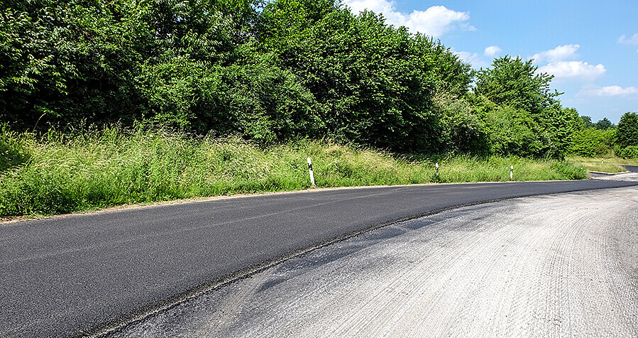 Straße erhält eine neue Decke aus Asphalt