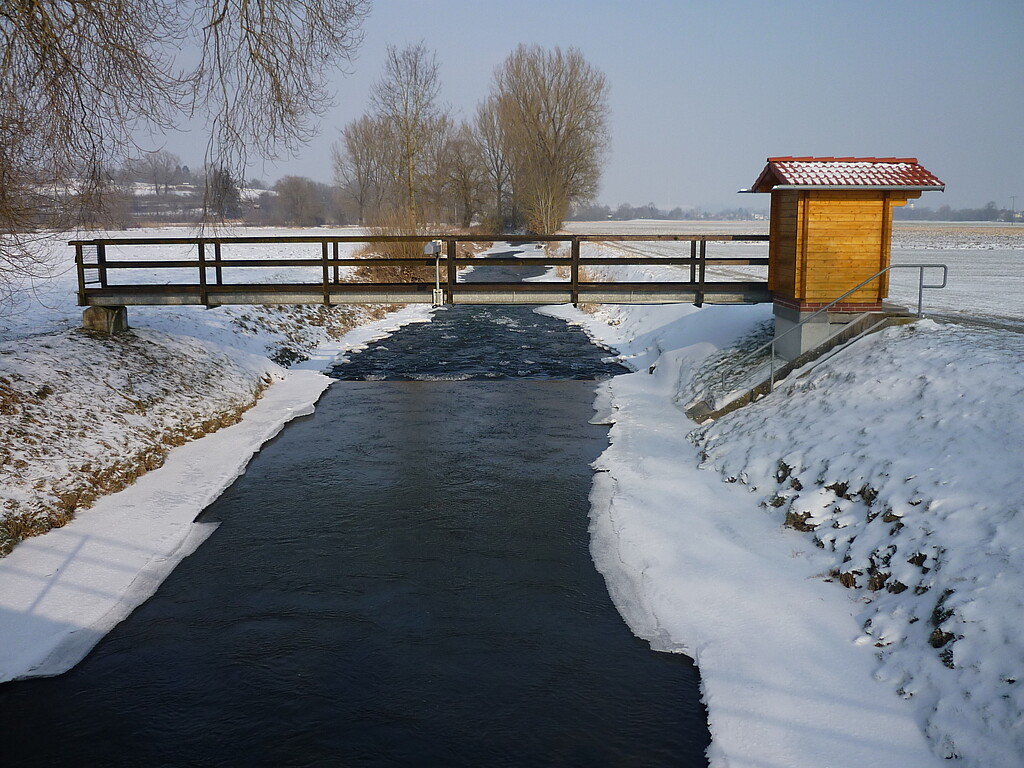 Blick auf einen zugeschneiten Kanal