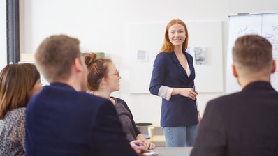 Junge Menschen im Workshop, die Teamerin steht am Board