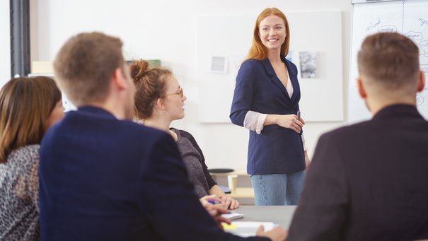 Junge Menschen im Workshop, die Teamerin steht am Board