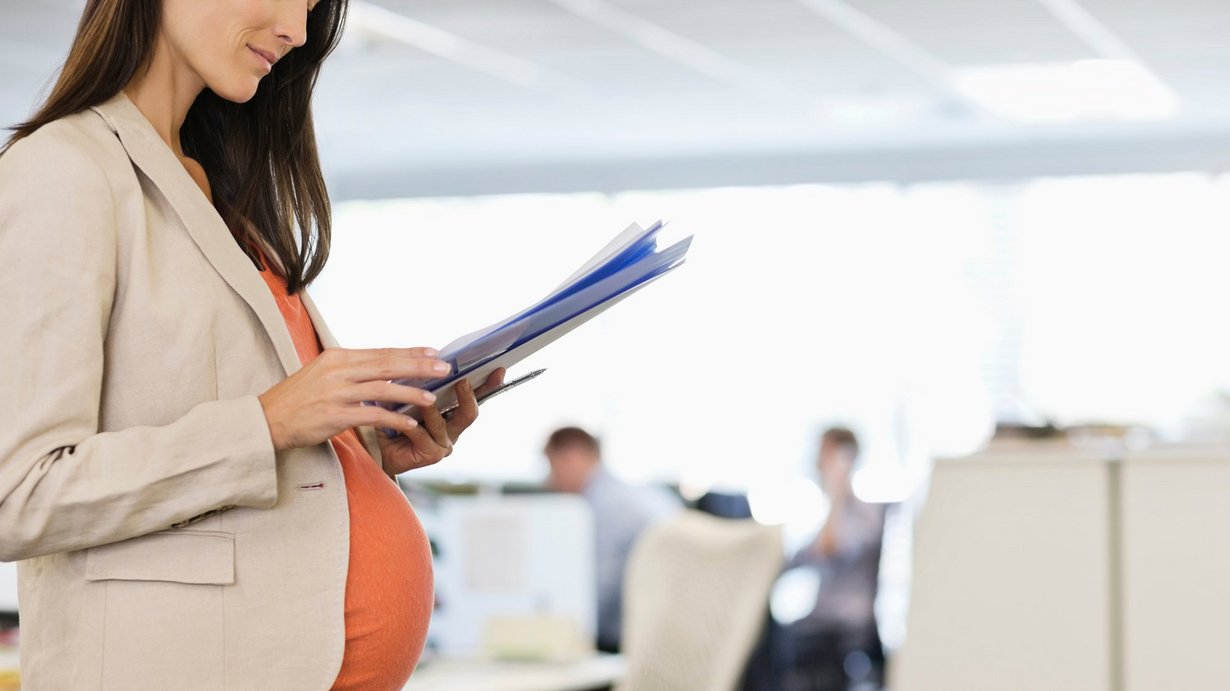 Bild zeigt Schwangere Frau im Büro