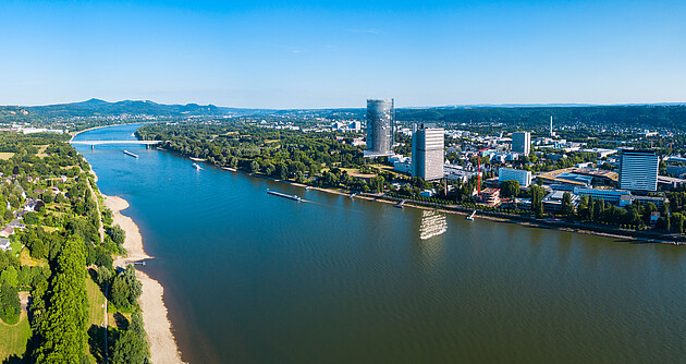Bild zeigt eine Stadt am Fluss
