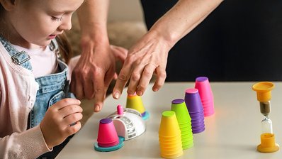 Eine Heilpädagogin arbeitet mit einem Kind