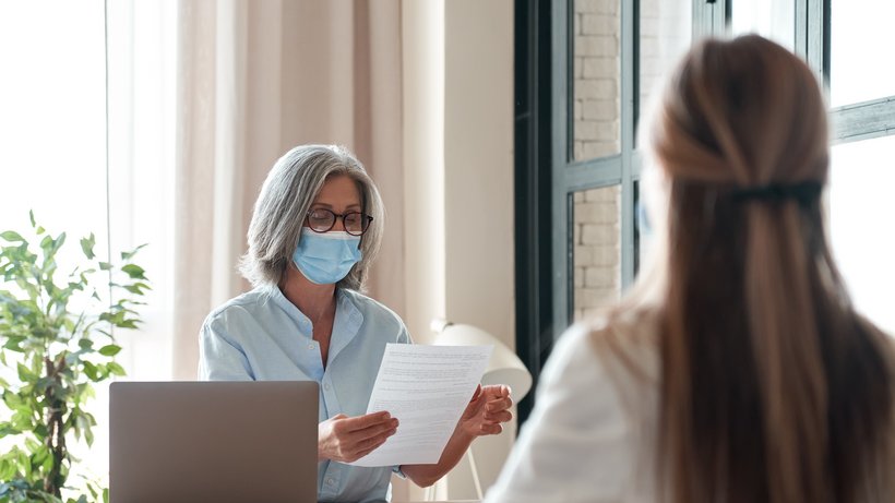 Zwei Frauen im Personalgespräch