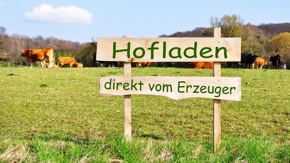 Hinweisschild auf einen Hofladen