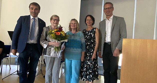 Regierungspräsidentin Susanne Bay (zweite von rechts) mit Inge Utess-Sulan, Konrad Epple MdL (links) und Bürgermeister Johannes Berner (Fellbach)