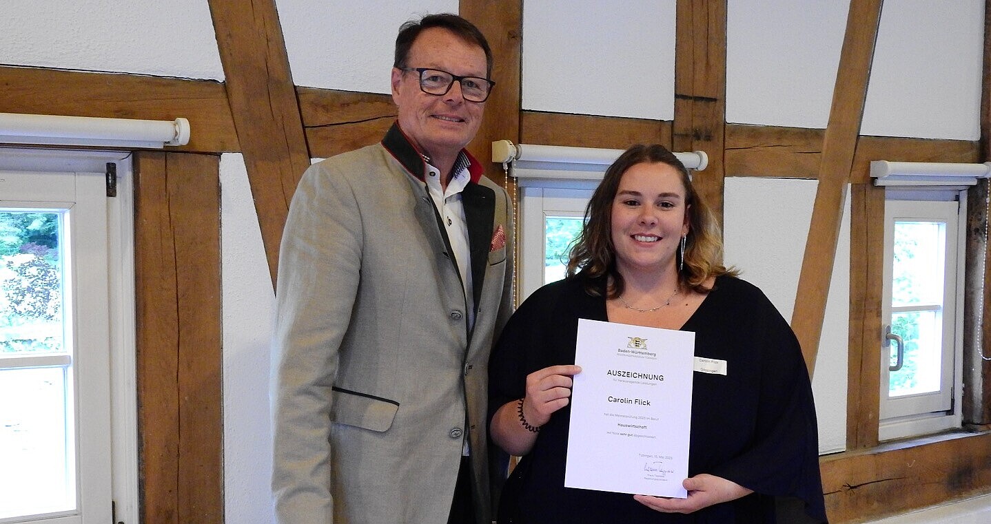 Das Foto zeigt Regierungspräsident Klaus Tappeser und Jahrgangsbeste Carolin Flick (Note 1,4) mit Ihrer Urkunde in der Hand