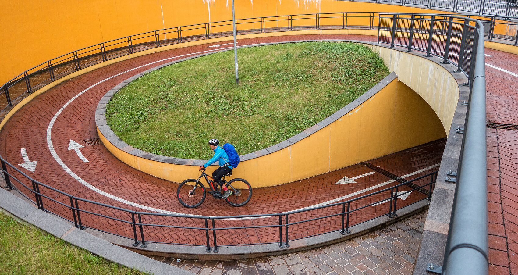 Mountaibiker auf einer Fahrradautobahn in Südtirol, Italien