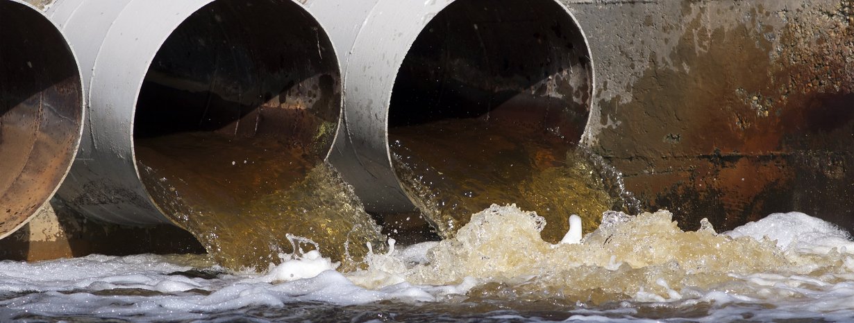 Aus Rohren fließt Abwasser