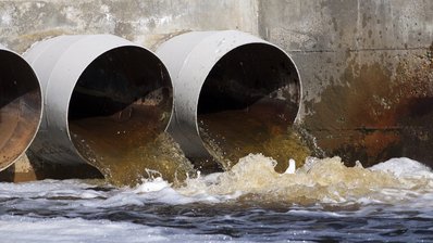 Aus Rohren fließt Abwasser