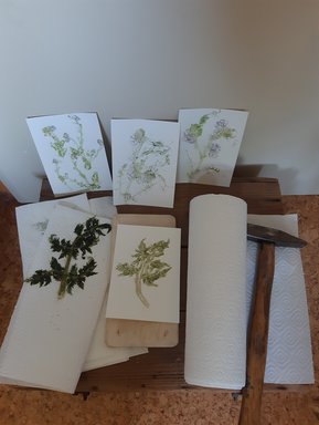 Fertige Blumenbilder mit den dazu benötigten Materialien