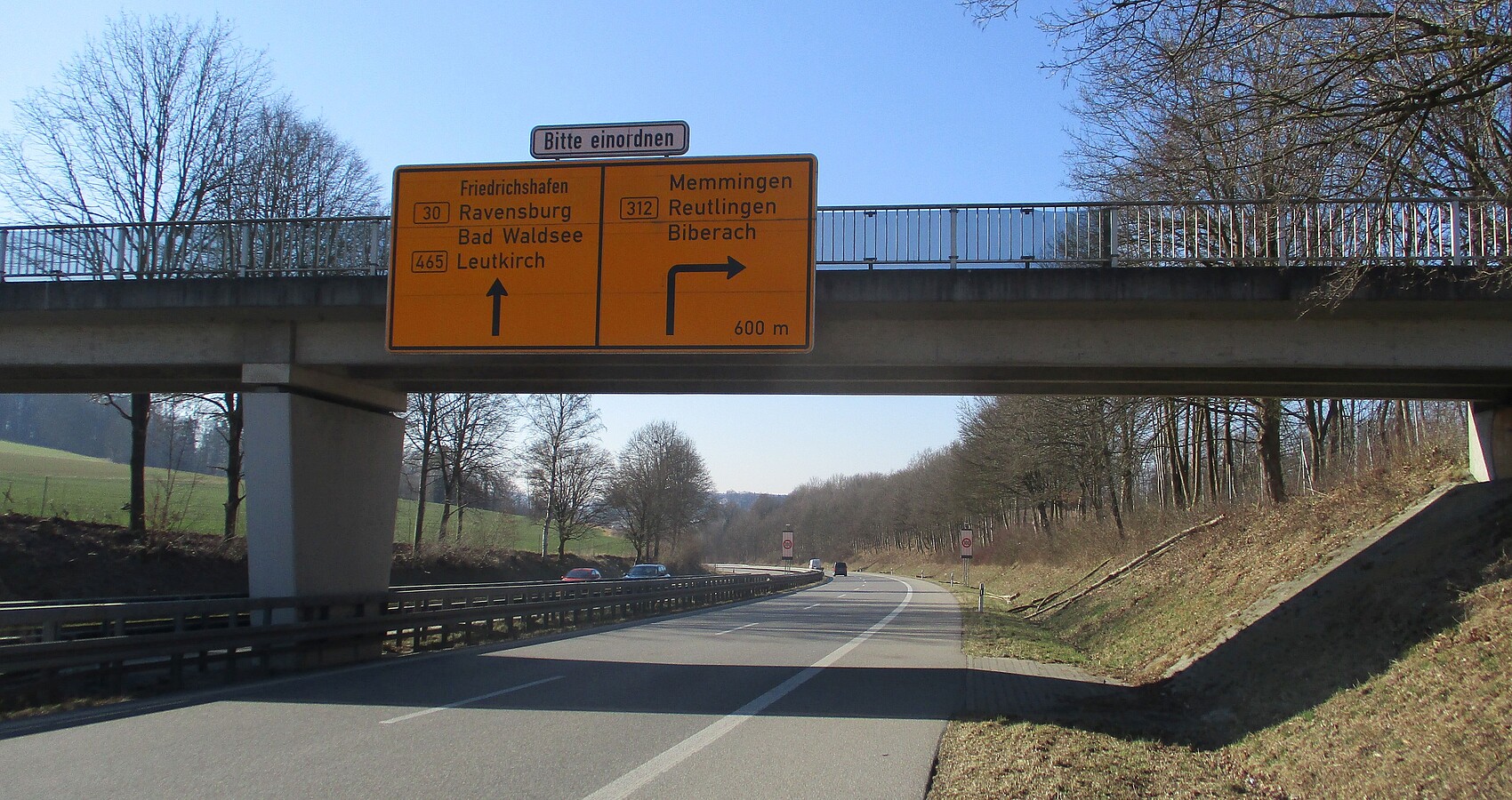Man sieht auf dem Bild die Feldwegüberführung über die B 30 bei Biberach-Hagenbuch