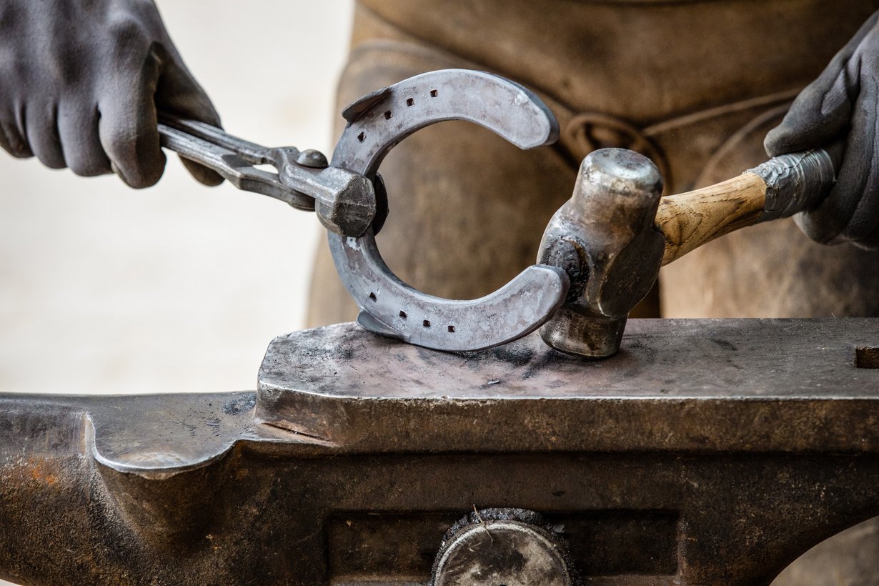 Anpassung des Hufeisens durch Hufbeschlagschmied