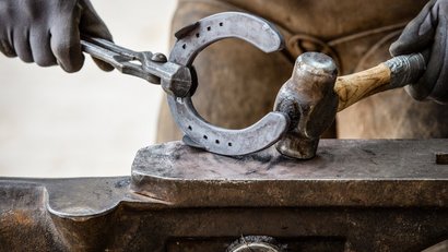 Anpassung des Hufeisens durch Hufbeschlagschmied