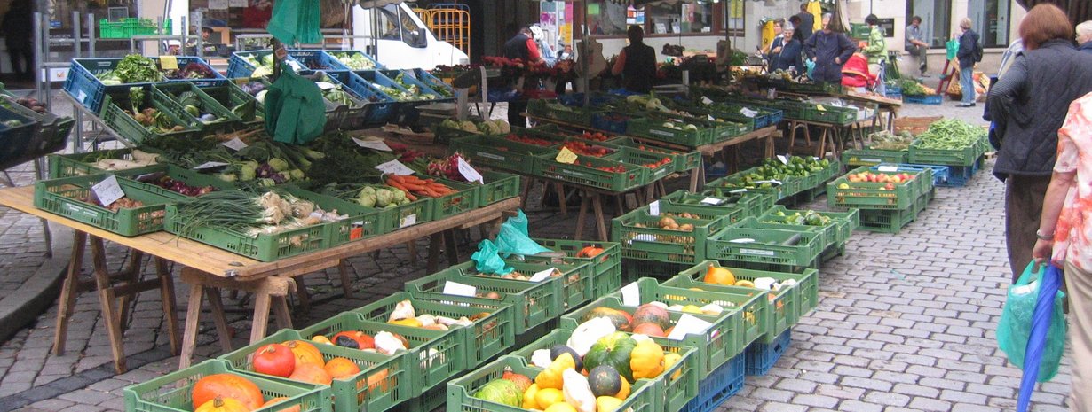 Marktstand in Tübingen mit Gemüse- und Obstangebot.