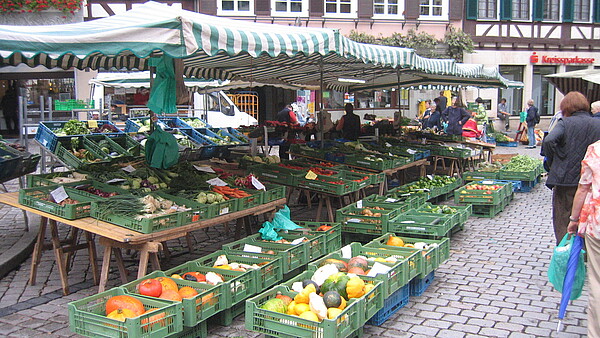 Marktstand in Tübingen mit Gemüse- und Obstangebot.