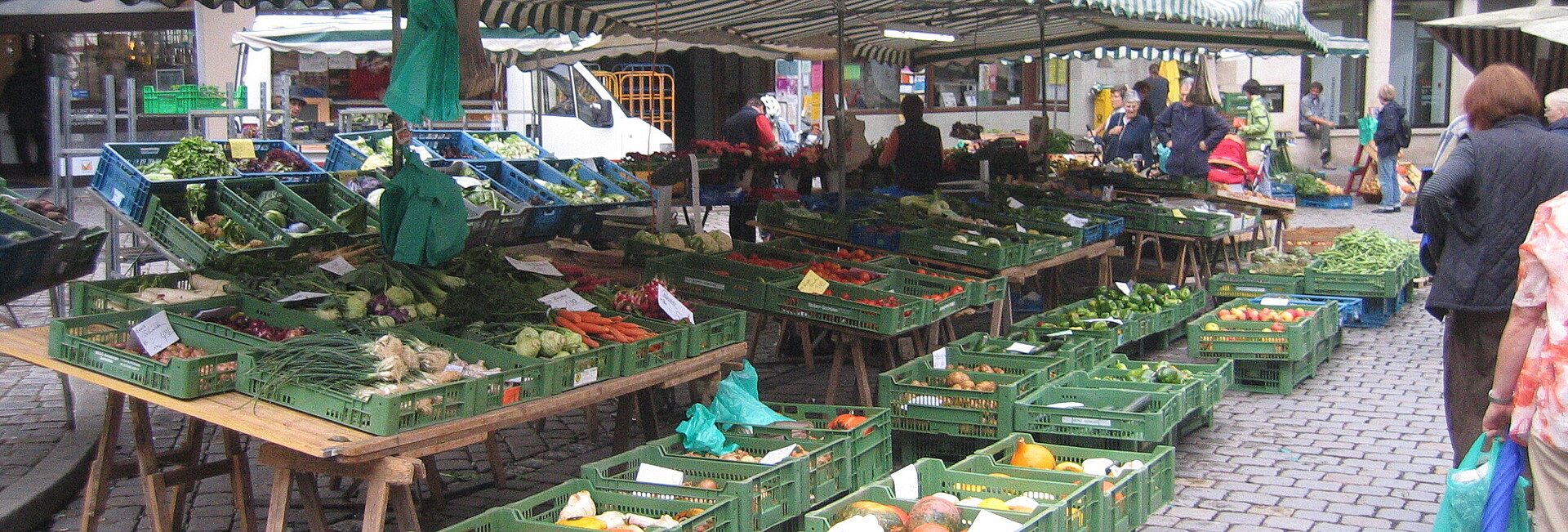 Marktstand in Tübingen mit Gemüse- und Obstangebot.