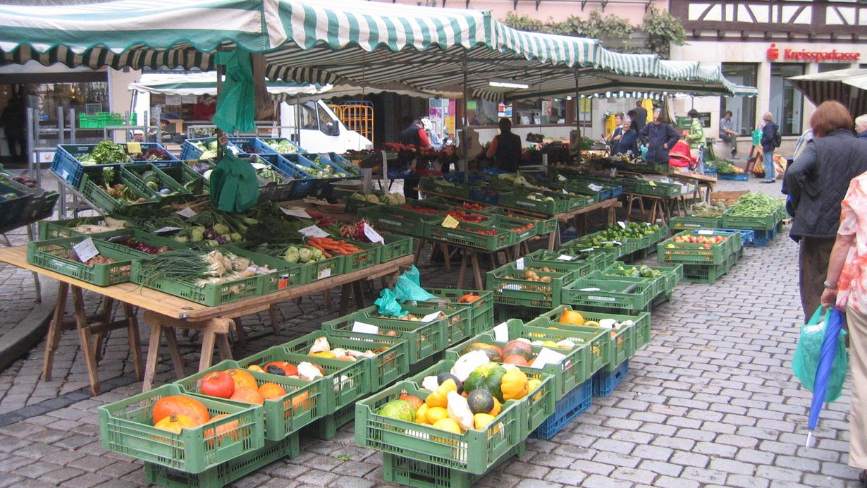 Marktstand in Tübingen mit Gemüse- und Obstangebot.