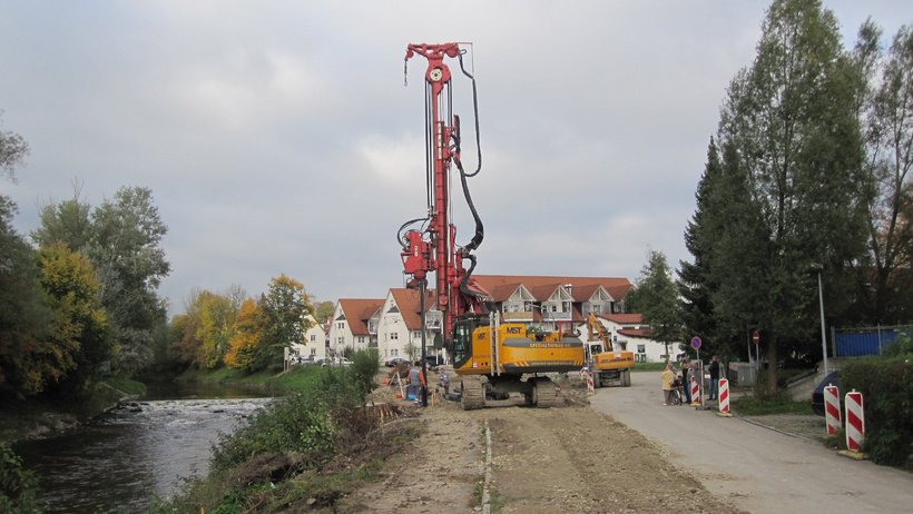 Bau eines Hochwasserdamms