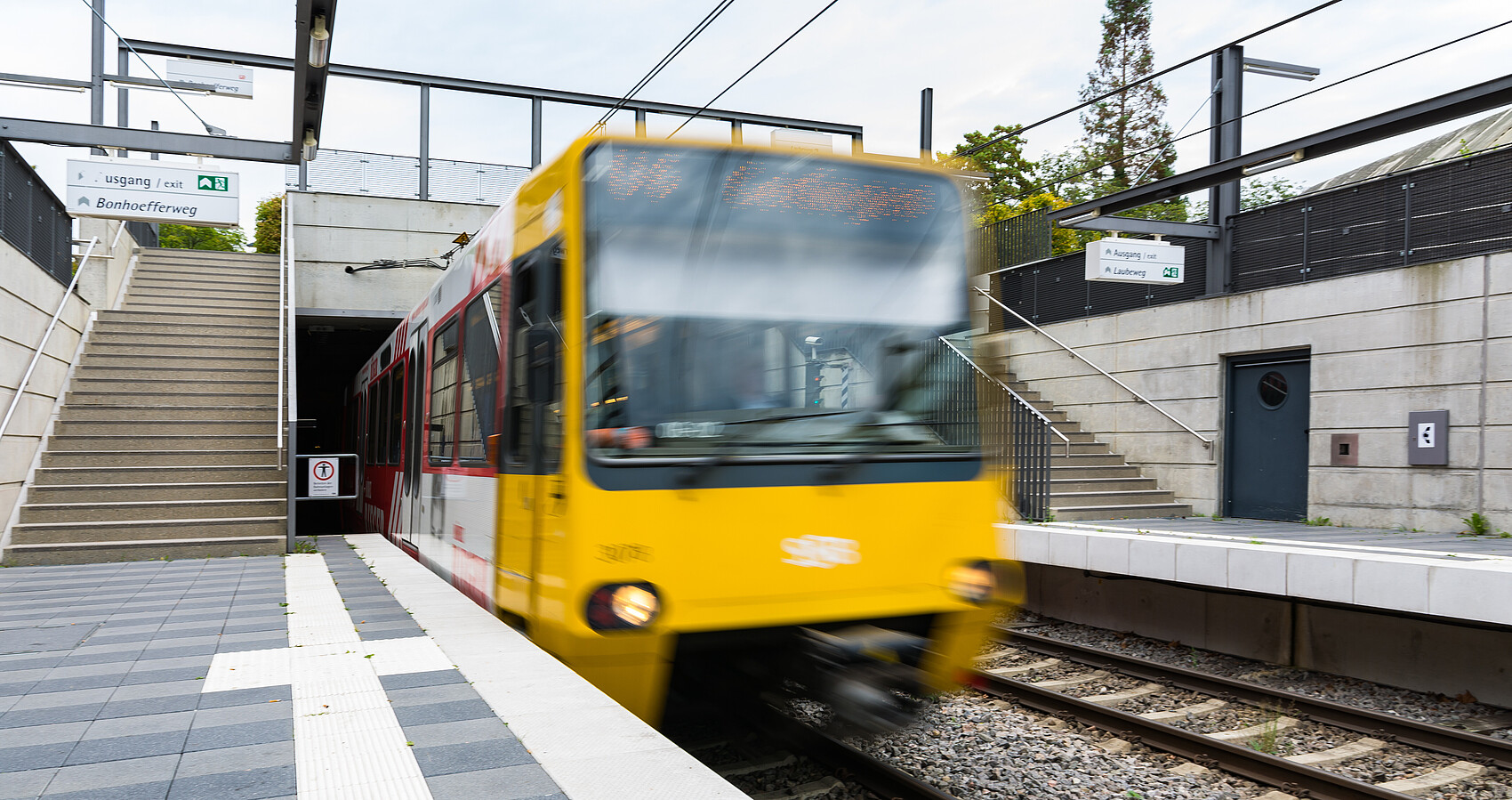 Bild zeigt U-Bahn-Fahrzeug der Stuttgarter Straßenbahnen AG, das in eine Station einfährt