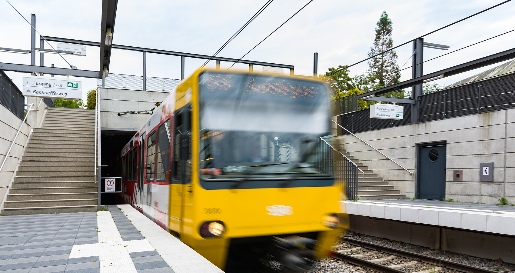 Bild zeigt U-Bahn-Fahrzeug der Stuttgarter Straßenbahnen AG, das in eine Station einfährt