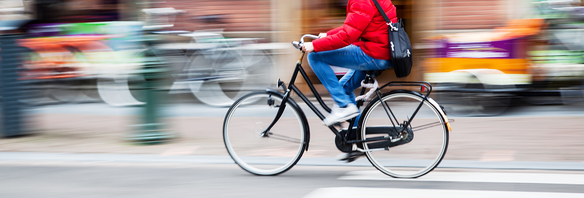 Bild zeigt einen Fahrradfahrer auf der Straße