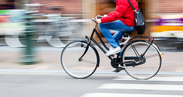 Bild zeigt einen Fahrradfahrer auf der Straße