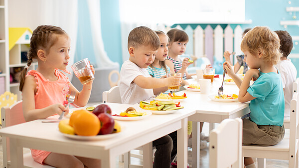 Gruppe von Kindern nehmen gesundes Essen in einer Tageseinrichtung zu sich