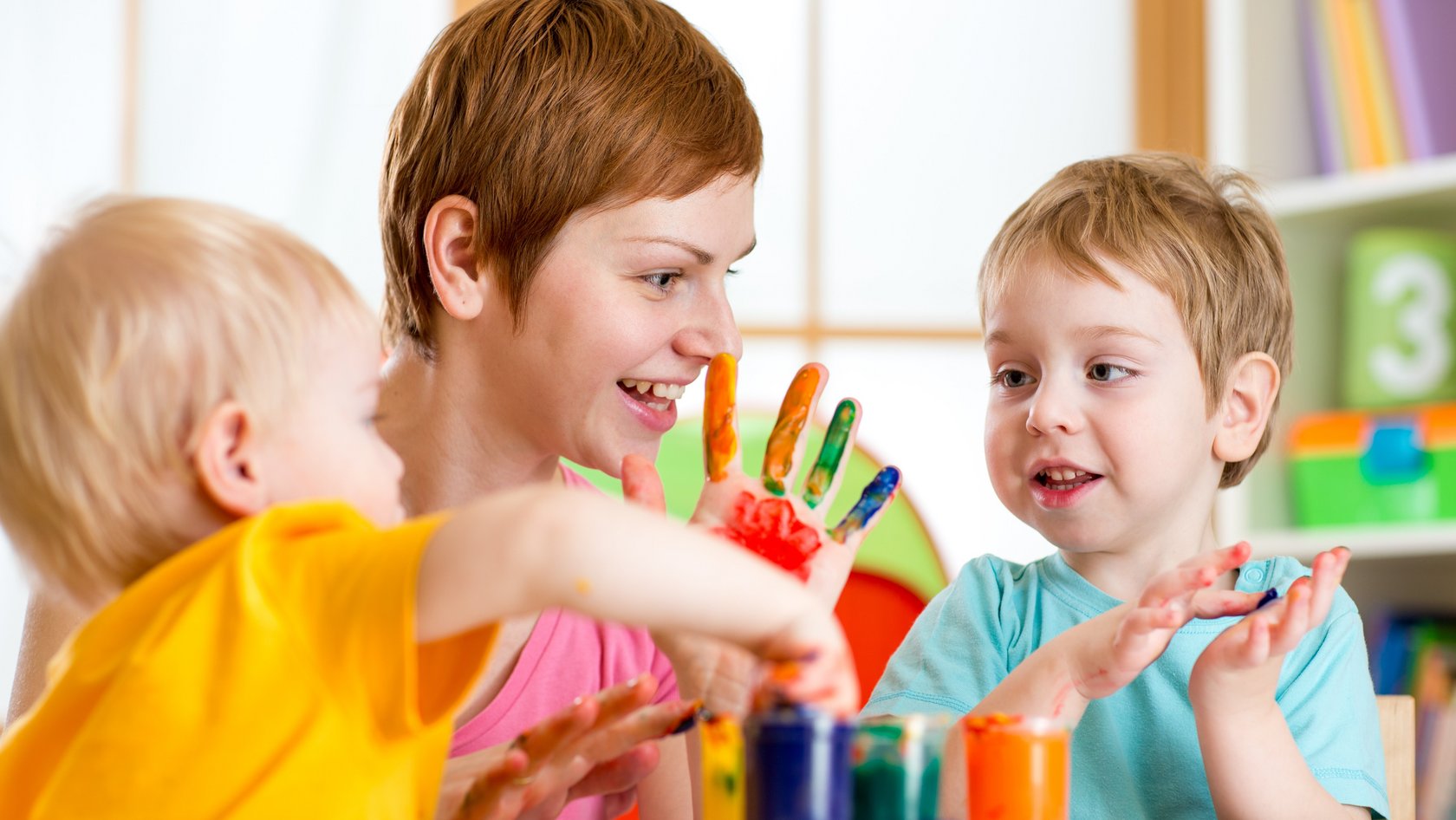 Mutter und Kinder mit Farbe an den Händen