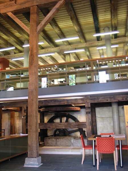 Restauriertes Mühlenrad in der Stadtbücherei Bad Urach in der Schloßmühle 