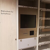 "Bibliothek für Schlaflose" (24-Stunden-Medienrückgabe und -abholung) im Erdgeschoss mit separaten 24-Stunden-Eingang der Bücherei Kressbronn