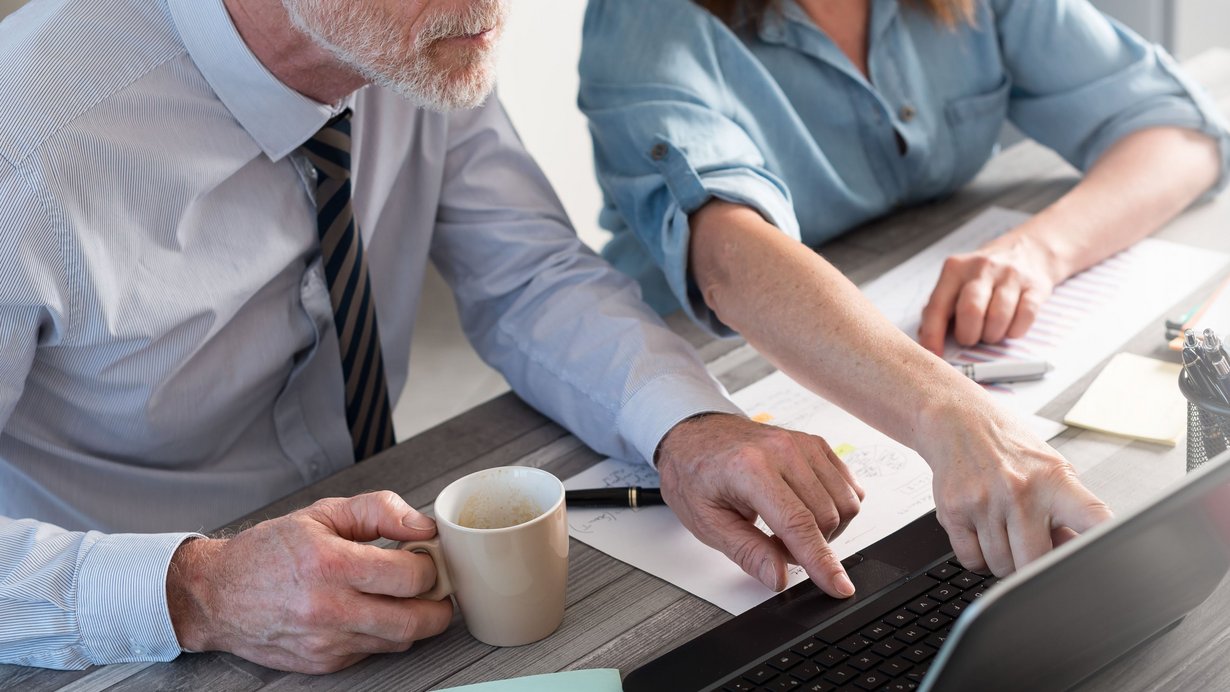 Zwei Experten diskutieren am PC
