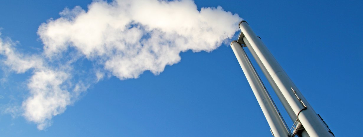 Heizkraftwerk - Rauch steigt aus Kamin