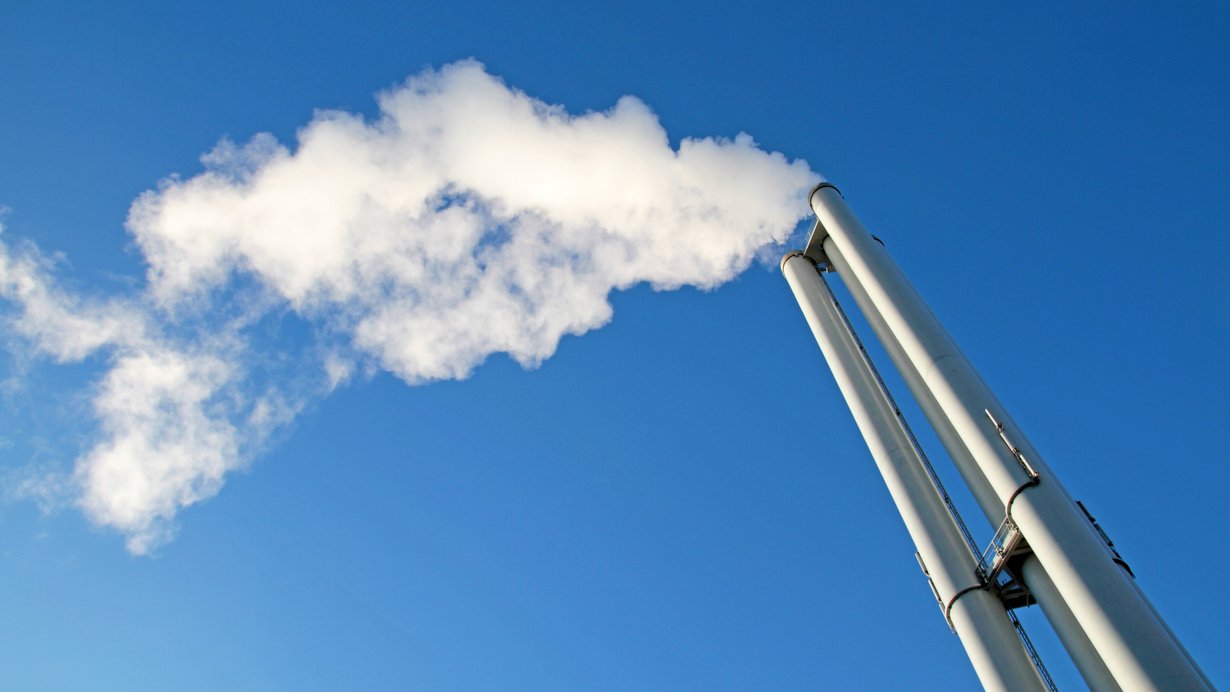 Heizkraftwerk - Rauch steigt aus Kamin