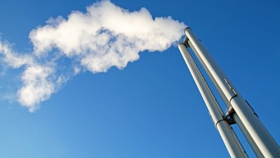 Heizkraftwerk - Rauch steigt aus Kamin