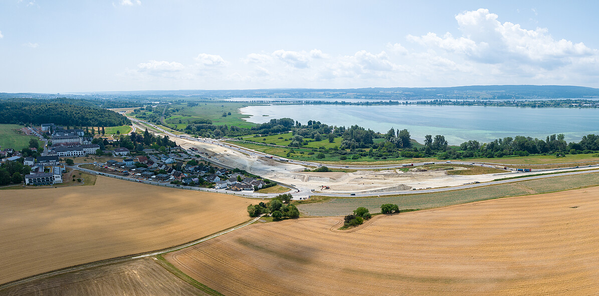 Links Hegne; Mitte: Fläche der Vorkonsolidierung; Hintergrund: Inseldamm und Insel Reichenau
