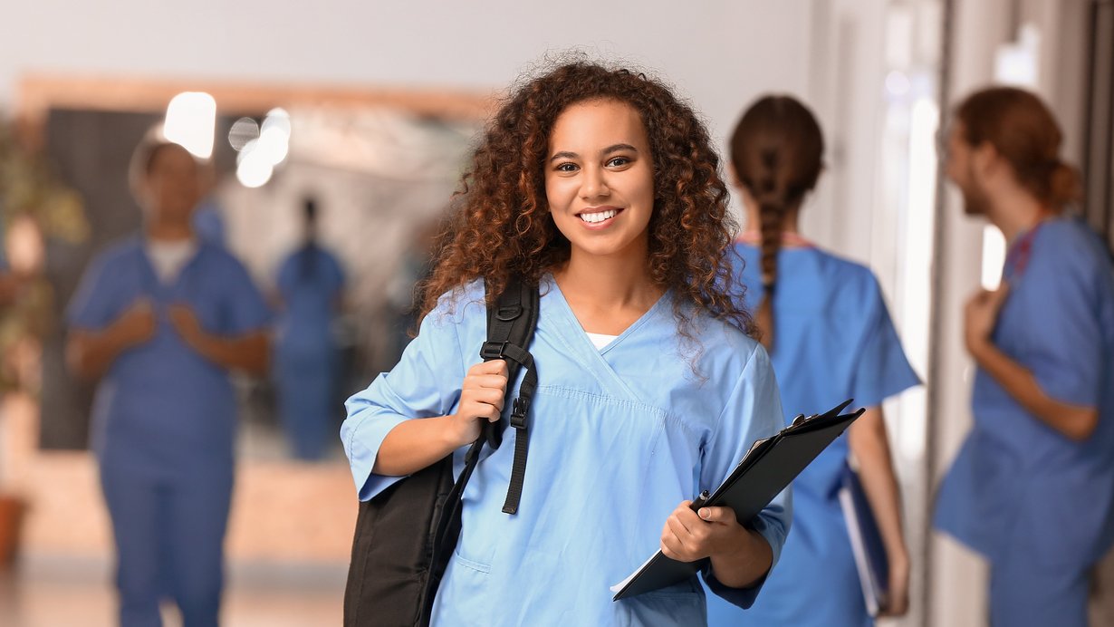 Pflegerin mit Rucksack und Ordner