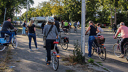 Mehrere Radfahrerinnen und Radfahrer bei der Ortsbegehung in Feudenheim