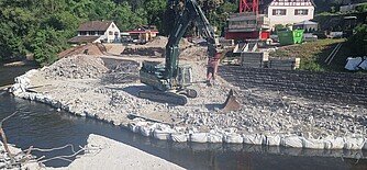 Auf diesem Bild sehen Sie die Zerkleinerung der Hohlkästen auf dem Fangedamm