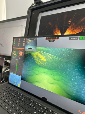 ROV-Liveaufnahmen des Lastsegelschiffs am Bildschirm an Bord der MS Kormoran des ISF der LUBW 