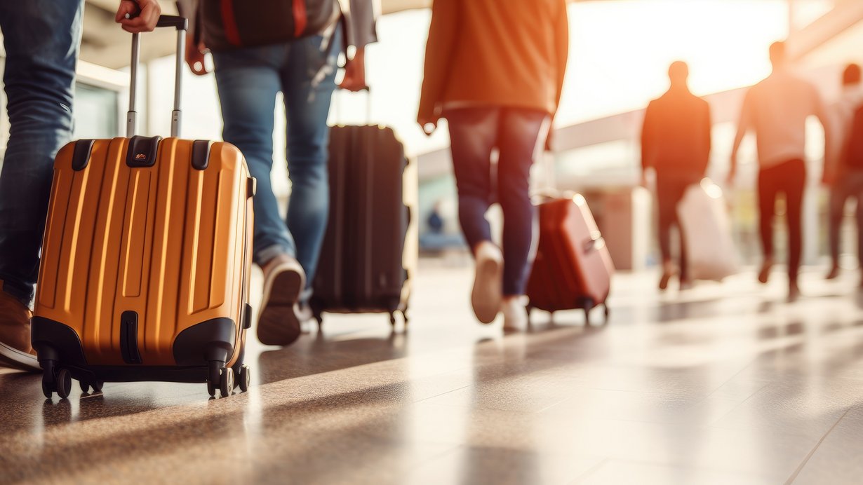 Gruppe von Menschen mit Koffern am Flughafen