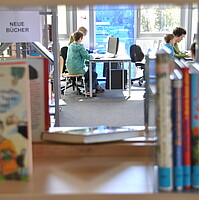 Jugendliche sitzen an PCs im Arbeitsbereich der Mediothek BIB.box - nicht öffentliche Zweigstelle der Stadtbücherei Bad Waldsee im Schulzentrum Döchtbühl 
