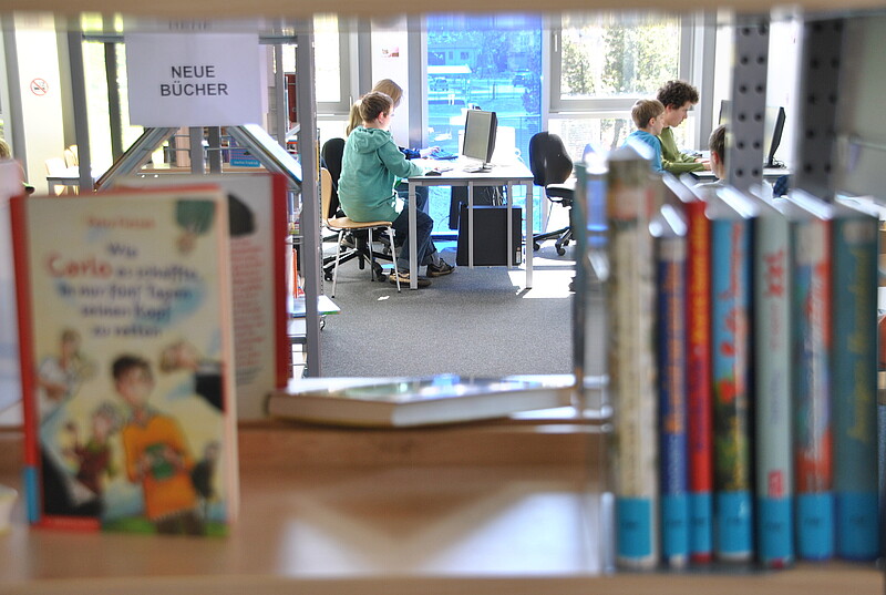 Jugendliche sitzen an PCs im Arbeitsbereich der Mediothek BIB.box - nicht öffentliche Zweigstelle der Stadtbücherei Bad Waldsee im Schulzentrum Döchtbühl 