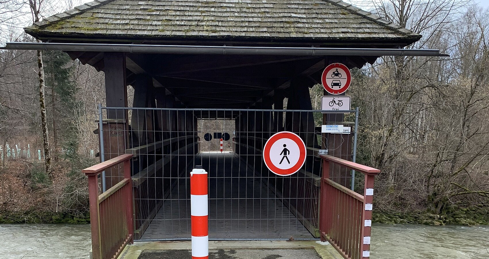 Portalansicht der Radweg-und Fußgängerbrücke bei Kißlegg-Dürren