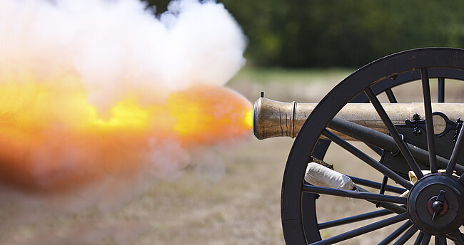 Eine historische Kanone beim Schuss