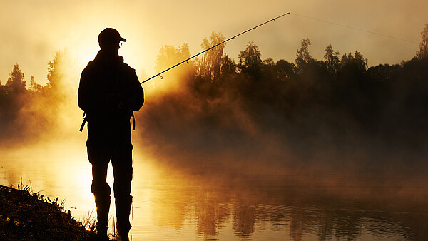 Angler im Morgennebel