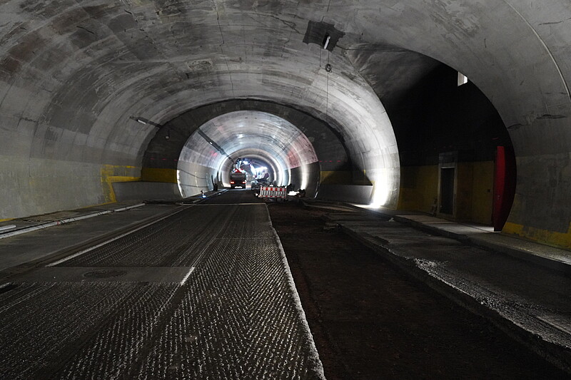 Der Asphalt im Tunnel ist abgefräst, hier ca. in der Mitte des Sommerbergtunnels. 
