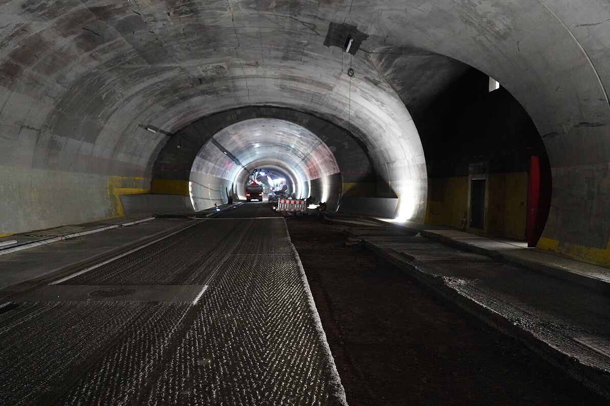 Der Asphalt im Tunnel ist abgefräst, hier ca. in der Mitte des Sommerbergtunnels. 