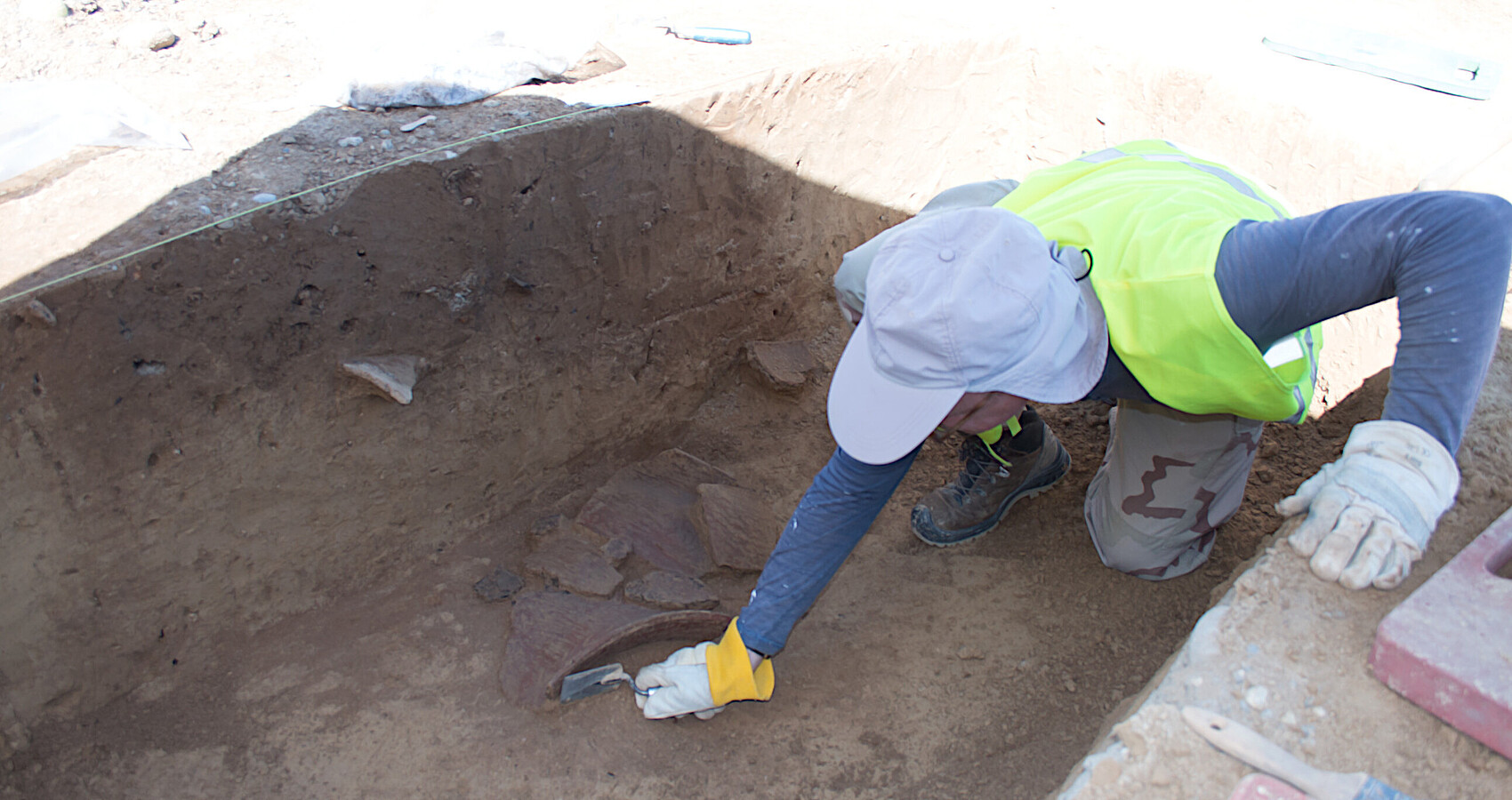4. Freilegung mehrerer Fragmente eines großen Tongefäßes der Urnenfelderkultur (ca. 1200–800 v.Chr.) innerhalb der ehemaligen Vorratsgrube