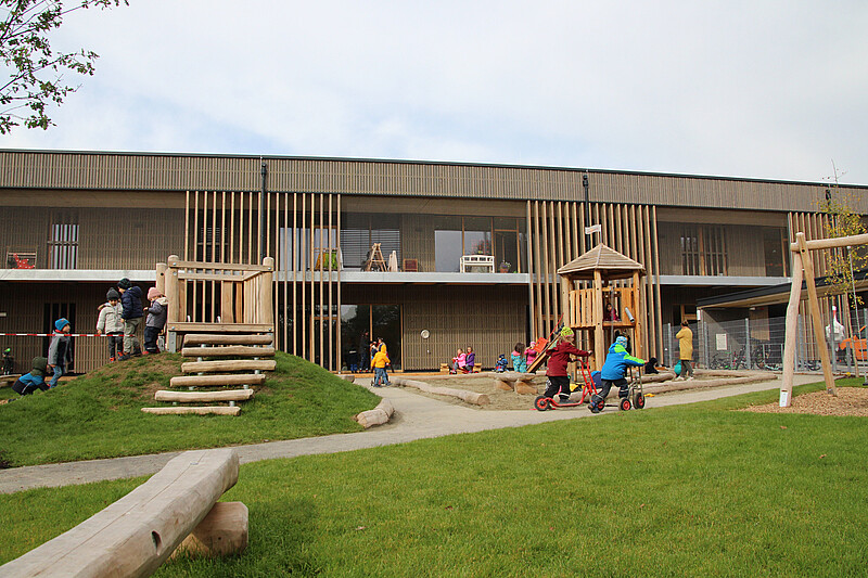 Neubau Kindergarten Markdorf Süd - spielende Kinder im Außenbereich